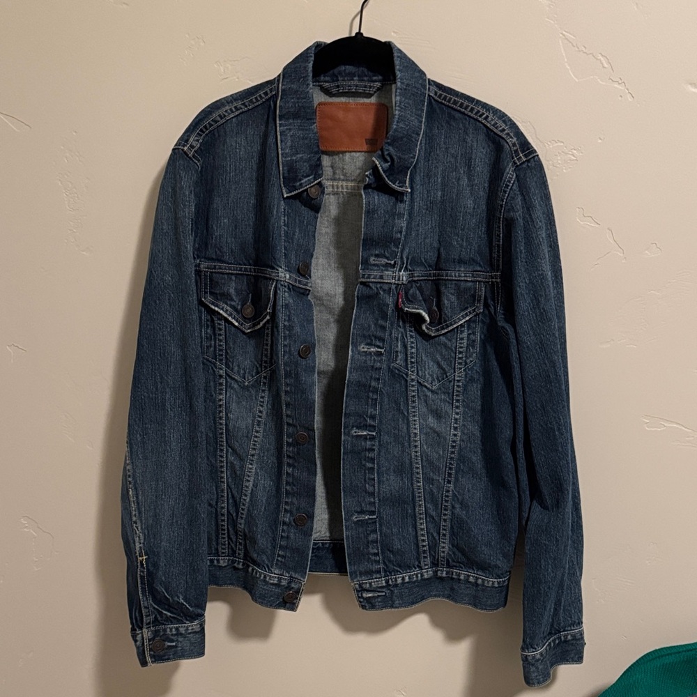 Levi’s classic jean jacket.  Size M.  EUC